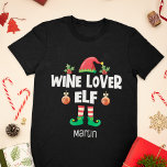 Camiseta Alojador de vinho elf Nome da família de Natal<br><div class="desc">Entrar no espírito de férias com esta camiseta divertida do elfo do Vinho, que faz parte de uma coleção de roupas de elfo da família que contém presentes para qualquer membro da família. Perfeito para qualquer reunião de família de Natal, esta t-shirt apresenta um bonitinho chapéu de elfo e pernas...</div>