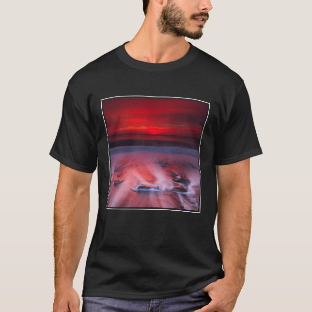 Camiseta Alvorecer sobre o mar tormentoso (Frente)