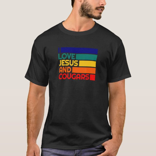 Camiseta Ama Jesus E Cougars A Mulher Madura Cougar Bait (Frente)