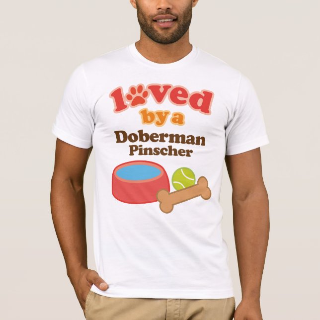 Camiseta Amado por um Pinscher do Doberman (raça do cão) (Frente)