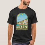 Camiseta Amalfi Itália Retro Viagem Art Vintage<br><div class="desc">Design de arte vetorial Amalfi. Amalfi é uma cidade que se encontra num cenário natural dramático,  abaixo de penhascos íngremes,  na costa sudoeste de Itália.</div>