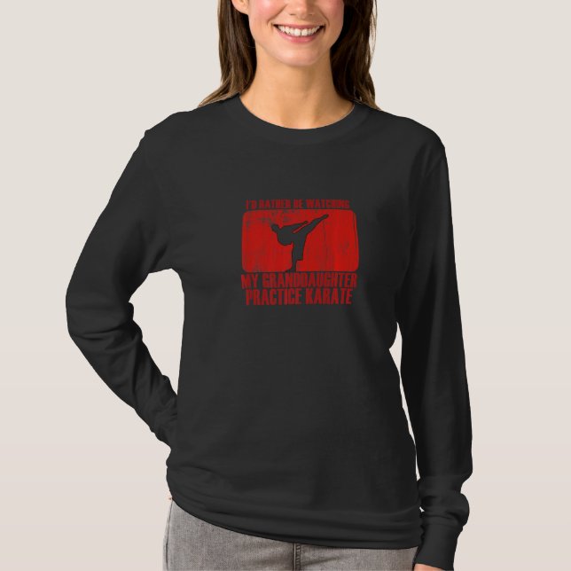 Camiseta Amando em vez de assistir à neta praticar K (Frente)