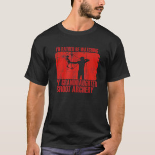 Camiseta Amando em vez de assistir neta atirar arco