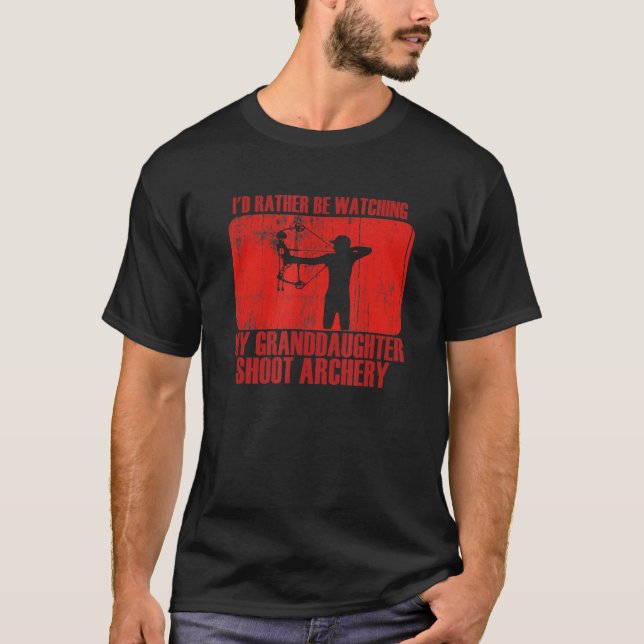 Camiseta Amando em vez de assistir neta atirar arco (Frente)