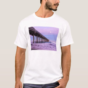 Camiseta Amanhecer roxo sobre o píer, Califórnia