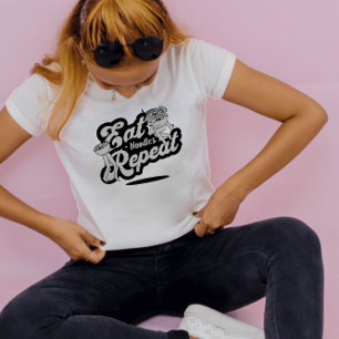 Camiseta Amantes de Ramen Cartoon Preto Branco