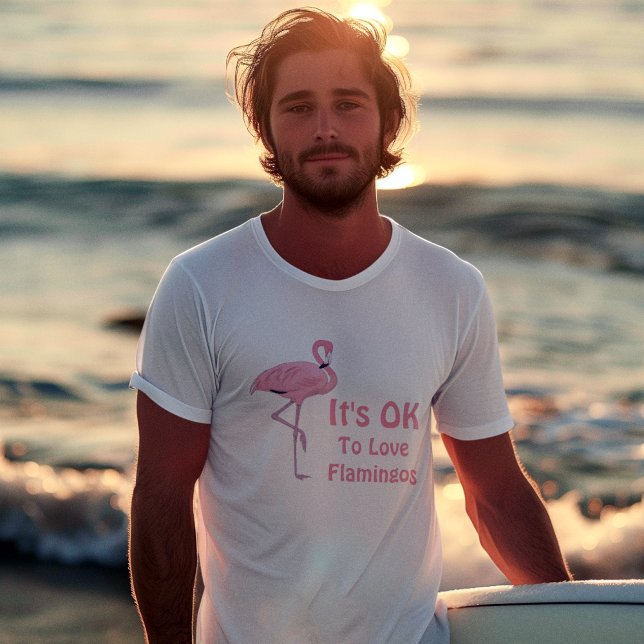 Camiseta Amantes Engraçados de Flamingos (handsome young adult male surfer wearing it's ok to love flamingos tee shirt)