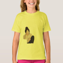 Camiseta amarela com estampas