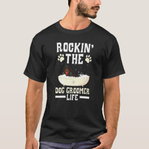 Camiseta Amarrando O Cachorro O Pet-Groomer Com O Furo