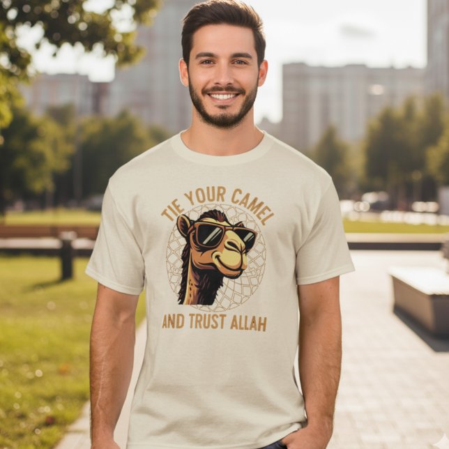 Camiseta Amarre seu camelo e confie em Alá (Criador carregado)
