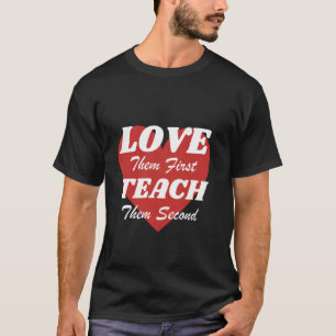Camiseta Ame-os Primeiro Ensinem-nos Segundo Faz excelente