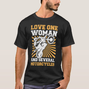 Camiseta Ame Uma Mulher E Vários Motociclistas Andando