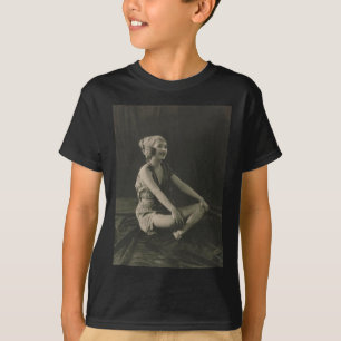 Camiseta Ame uma Ziegfeld Girl Sitting Cross Legs