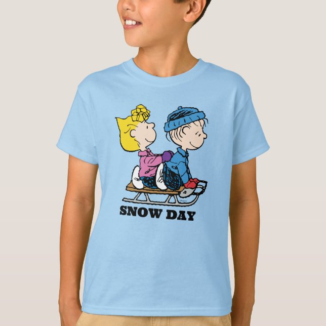 Camiseta Amendoins | Sally & Linus Sled Riding (Frente)