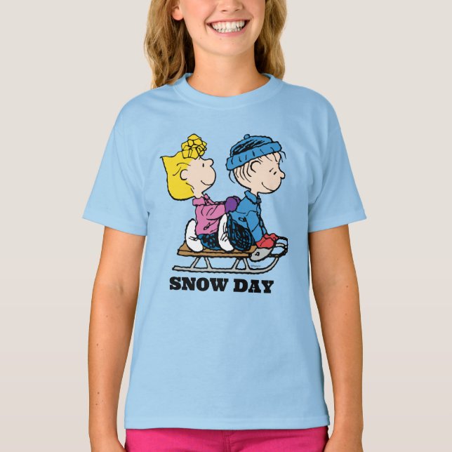 Camiseta Amendoins | Sally & Linus Sled Riding (Frente)