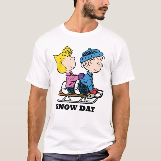 Camiseta Amendoins | Sally & Linus Sled Riding (Frente)
