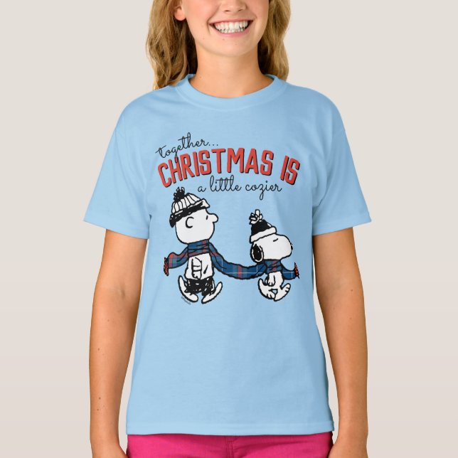 Camiseta Amendoins| Snoopy & Charlie Brown Winter Scarf (Frente)