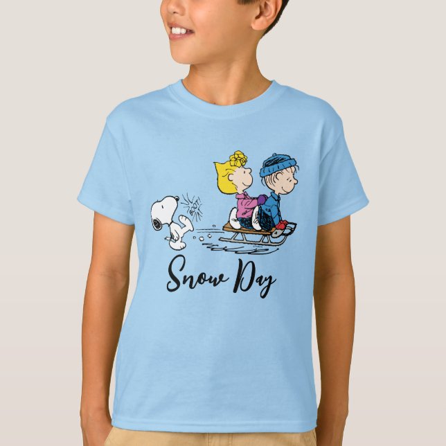 Camiseta Amendoins | Snoopy, Sally & Linus Sled Riding (Frente)