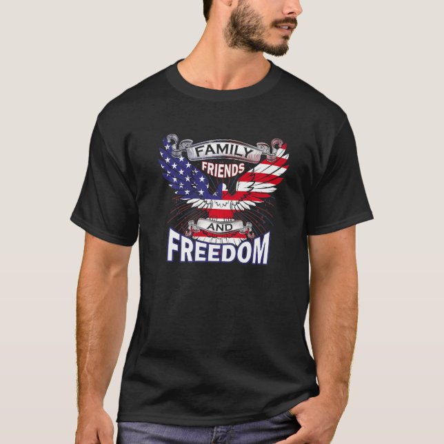 Camiseta America Eagle Family Friends And Freedom Uflag 4 (Frente)