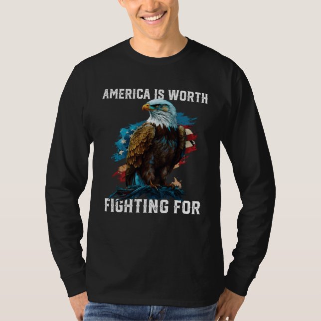 Camiseta America is Worth Fighting For American Bald Eagle  (Frente)