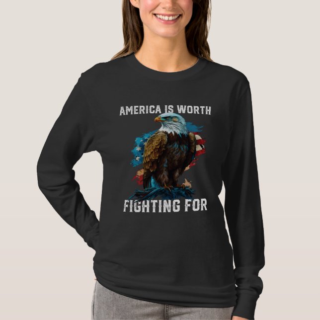 Camiseta America is Worth Fighting For American Bald Eagle  (Frente)