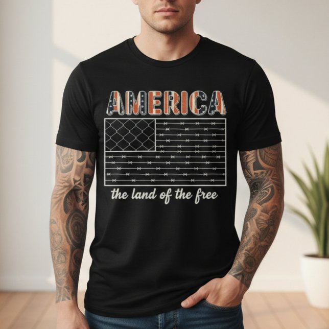 Camiseta America Land of the Free Barbed Wire Flag (America Land of the Free Barbed Wire Flag T-Shirt)