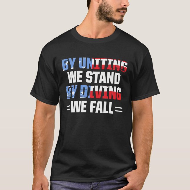 Camiseta America Patriotic By Uniting We Stand By Dividing  (Frente)