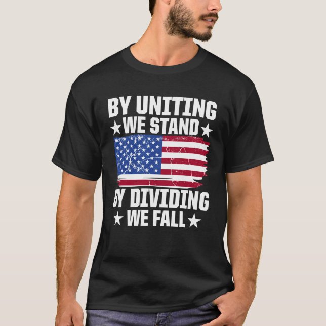 Camiseta America Patriotic By Uniting We Stand By Dividing  (Frente)