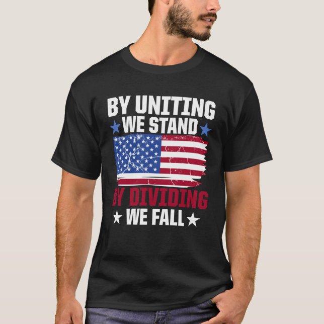 Camiseta America Patriotic By Uniting We Stand By Dividing  (Frente)