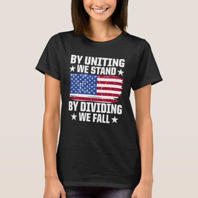 Camiseta America Patriotic By Uniting We Stand By Dividing  (Frente)