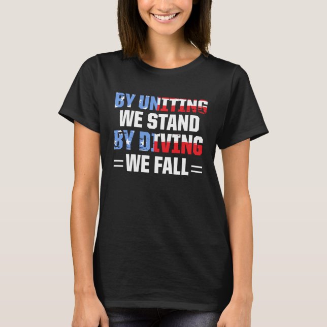Camiseta America Patriotic By Uniting We Stand By Dividing  (Frente)