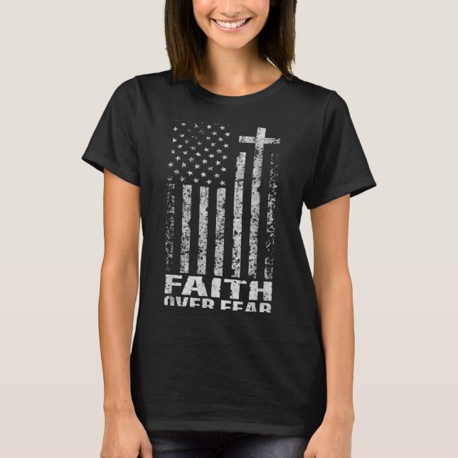 Camiseta America Pride Us Flag Faith Over Fear Christian Bi (Frente)