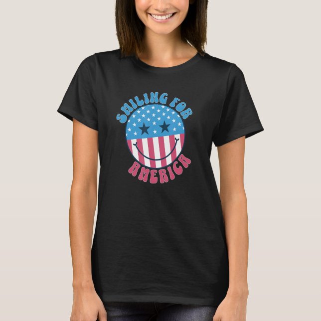 Camiseta America Vibes Smile Face US Flag Retro Groovy 4th  (Frente)