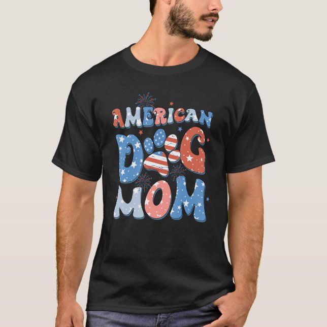 Camiseta American 4th Of July Dog Mom Retro Groovy Dog Paw  (Frente)