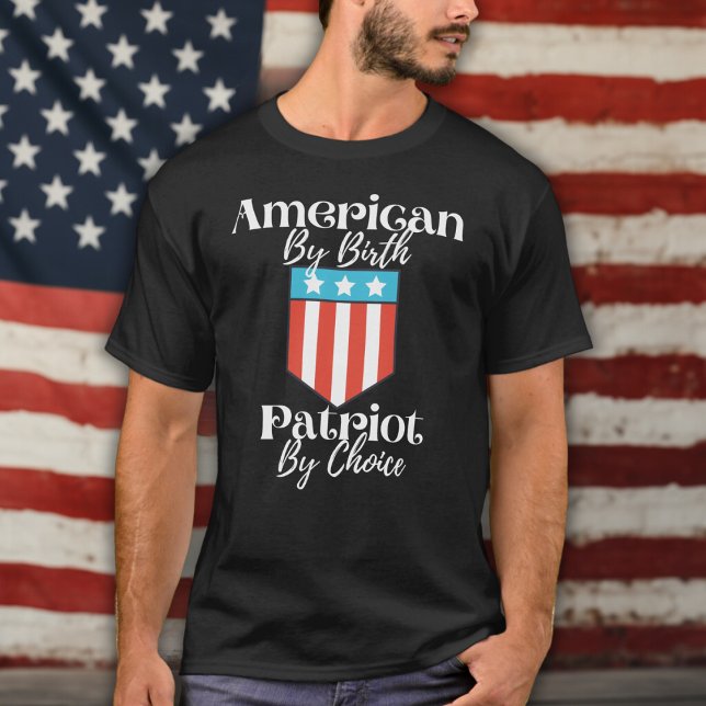 Camiseta American By Birot Patriot By Choice White Script (American By Birth Patriot By Choice White Script T-Shirt)