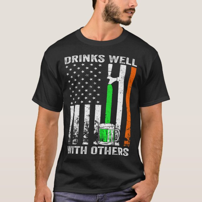 Camiseta American Flag St Patrick's Day Beer Drinks Well Wi (Frente)