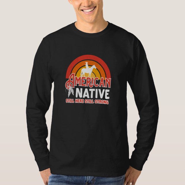 Camiseta American Native Still Here Still Strong (Frente)