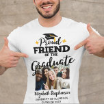 Camiseta Amigo Orgulhoso do nome da foto do formando<br><div class="desc">Comemore a graduação de seu amigo com esta camiseta moderna com a legenda "Orgulhoso AMIGO do Formando" em fontes contemporâneas negras decoradas com um boné de formando com uma fita de ouro. Personalize facilmente essa camiseta com uma foto do formando, do ano de graduação e o nome da escola editando...</div>