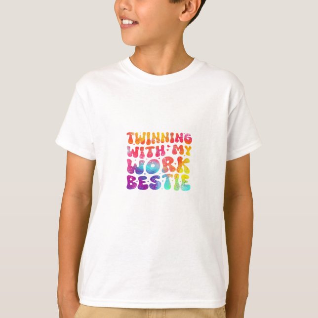 Camiseta Amigos Engraçados Geminando Com Meu Espírito Besti (Frente)