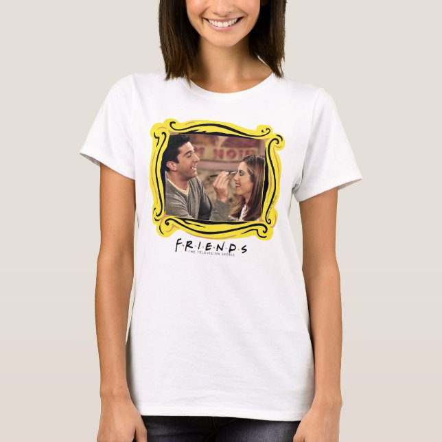 Camiseta AMIGOS™ | Ross faz a maquiagem de Rachel (Frente)