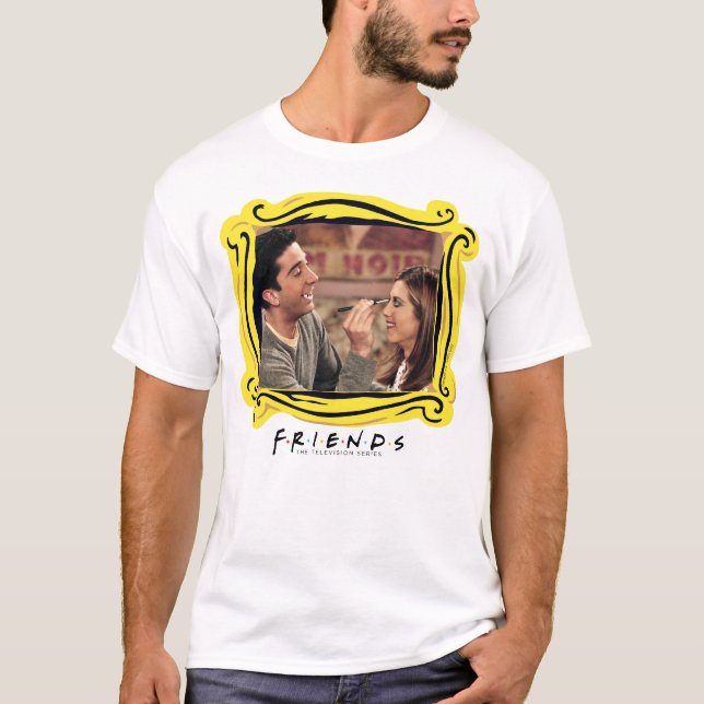 Camiseta AMIGOS™ | Ross faz a maquiagem de Rachel (Frente)