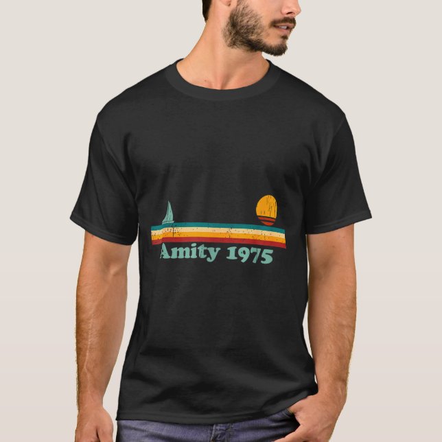 Camiseta Amity 1975 Retro Sailboat And Sunset Design Idea  (Frente)