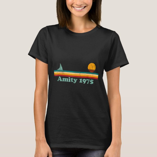 Camiseta Amity 1975 Retro Sailboat And Sunset Design Idea  (Frente)