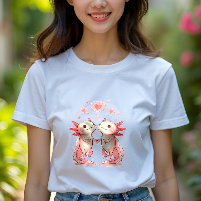 Camiseta Amor bonito Axolotl: Segurando as mãos das mulhere (a woman wearing a white t-shirt with a cute romantic axolotl couple holding hands)