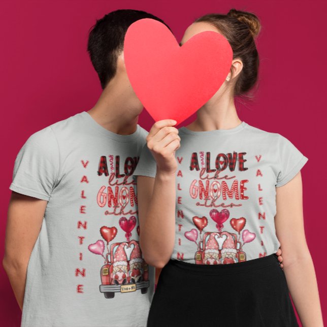 Camiseta Amor Como Gnome Outro Namorados Casal Doce (Love Like Gnome Other Sweet Couple Valentine T-Shirt)