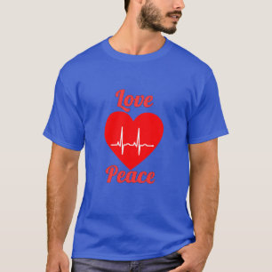 Camiseta Amor e Paz Coração de Corações de Arte de Palavras