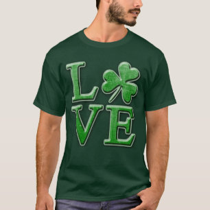 Camiseta AMOR em fontes verdes desfocadas com shamrock