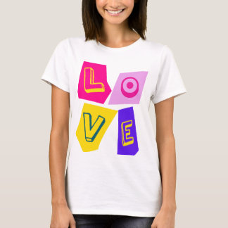 Camiseta "AMOR" expresso em letras maiúsculas