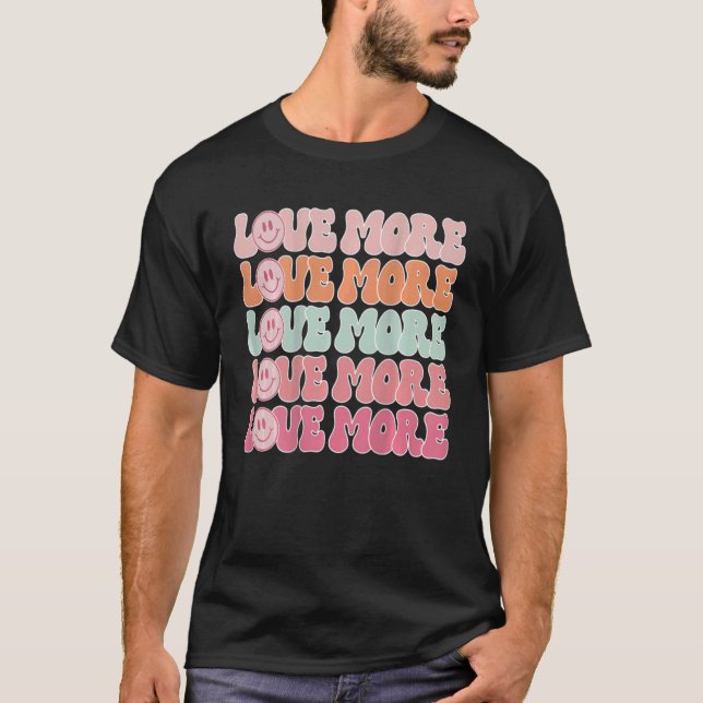 Camiseta Amor Mais Feliz Rosto Bom Dia Retro Cita Palavras  (Frente)