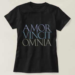 Camiseta Amor Vincit Omnia - Adoro Conquistas Todos